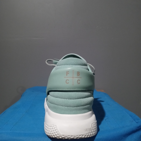 **RARE** SIA COLLECTIVE SNEAKERS - Picture 10 of 11